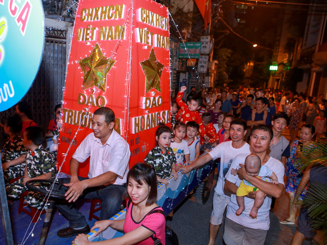 Náo nhiệt lễ hội rước "đèn Trung Thu khổng lồ" ở Hà Nội ảnh 11