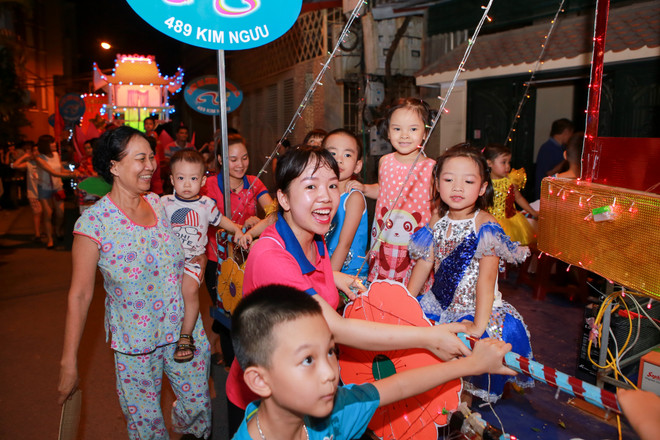 Náo nhiệt lễ hội rước "đèn Trung Thu khổng lồ" ở Hà Nội ảnh 10