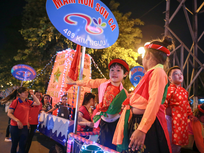 Náo nhiệt lễ hội rước "đèn Trung Thu khổng lồ" ở Hà Nội ảnh 9