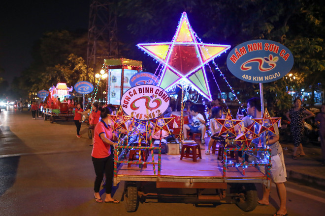 Náo nhiệt lễ hội rước "đèn Trung Thu khổng lồ" ở Hà Nội ảnh 2