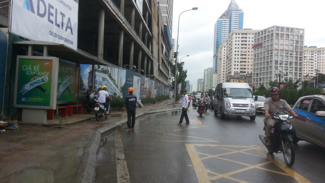 Hà Nội: Thanh sắt rơi thẳng từ công trình xây dựng xuống đường ảnh 1