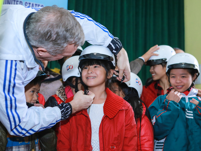 Đại sứ Hoa Kỳ trao tặng 100 mũ bảo hiểm cho trẻ em mồ côi Hà Tĩnh ảnh 9