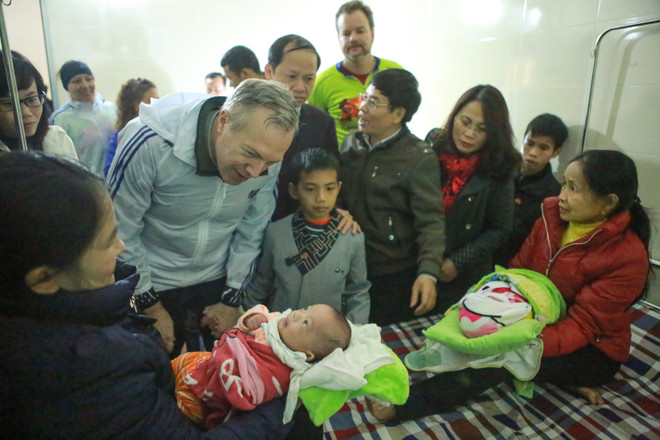 Đại sứ Hoa Kỳ trao tặng 100 mũ bảo hiểm cho trẻ em mồ côi Hà Tĩnh ảnh 6