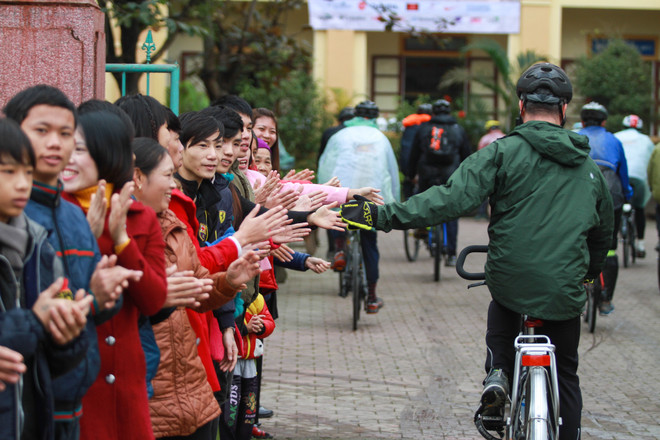 Đại sứ Hoa Kỳ trao tặng 100 mũ bảo hiểm cho trẻ em mồ côi Hà Tĩnh ảnh 2