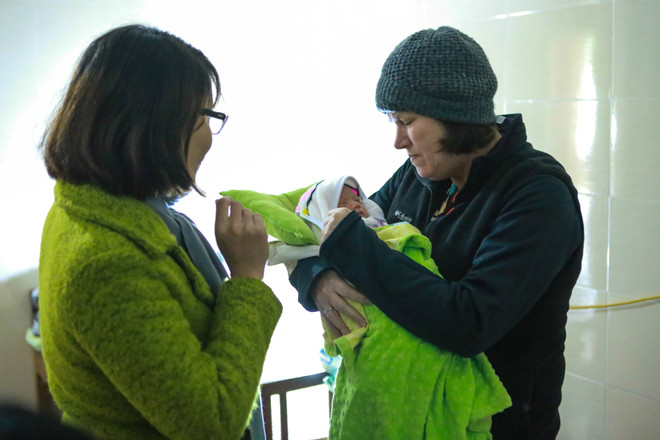 Đại sứ Hoa Kỳ trao tặng 100 mũ bảo hiểm cho trẻ em mồ côi Hà Tĩnh ảnh 7