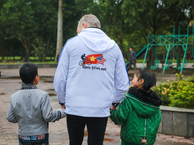 Đại sứ Hoa Kỳ trao tặng 100 mũ bảo hiểm cho trẻ em mồ côi Hà Tĩnh ảnh 15