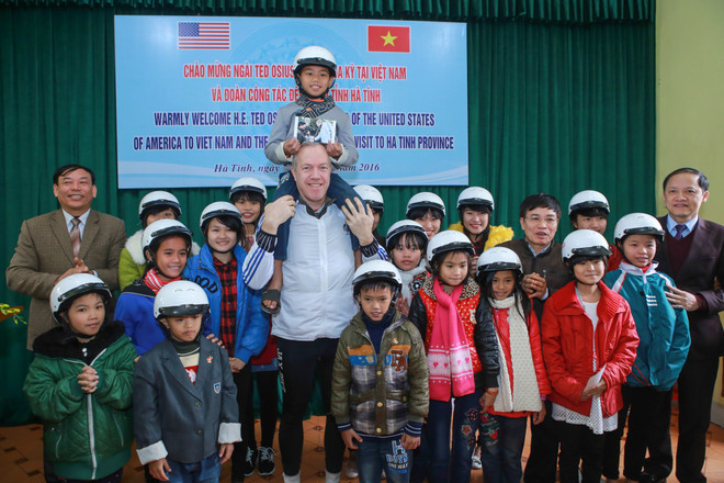 Đại sứ Hoa Kỳ trao tặng 100 mũ bảo hiểm cho trẻ em mồ côi Hà Tĩnh ảnh 12