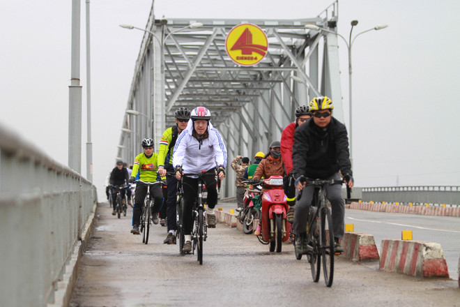 Đại sứ Hoa Kỳ trao tặng 100 mũ bảo hiểm cho trẻ em mồ côi Hà Tĩnh ảnh 1