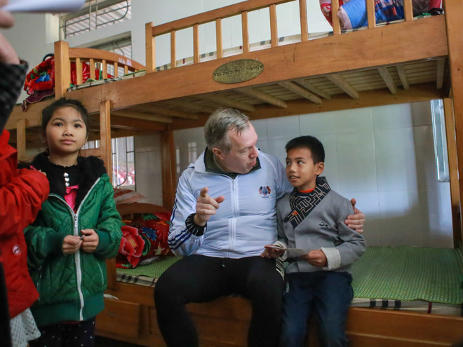 Đại sứ Hoa Kỳ trao tặng 100 mũ bảo hiểm cho trẻ em mồ côi Hà Tĩnh ảnh 5