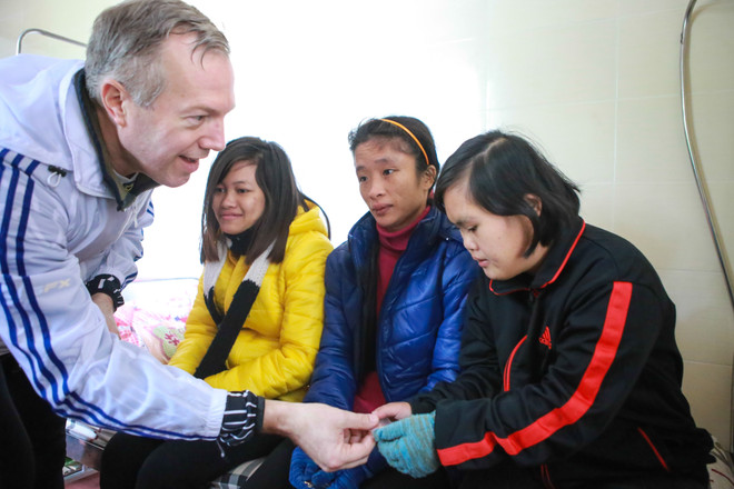 Đại sứ Hoa Kỳ trao tặng 100 mũ bảo hiểm cho trẻ em mồ côi Hà Tĩnh ảnh 4