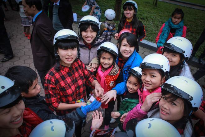 Đại sứ Hoa Kỳ trao tặng 100 mũ bảo hiểm cho trẻ em mồ côi Hà Tĩnh ảnh 11