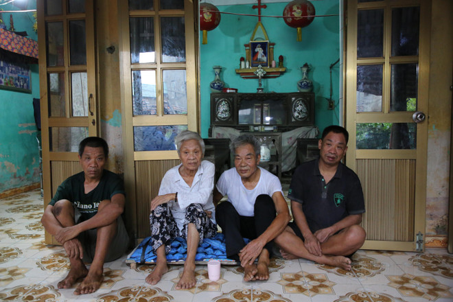 VietnamPlus trao quà cho cựu chiến binh có 3 người con bị nhiễm dioxin ảnh 2