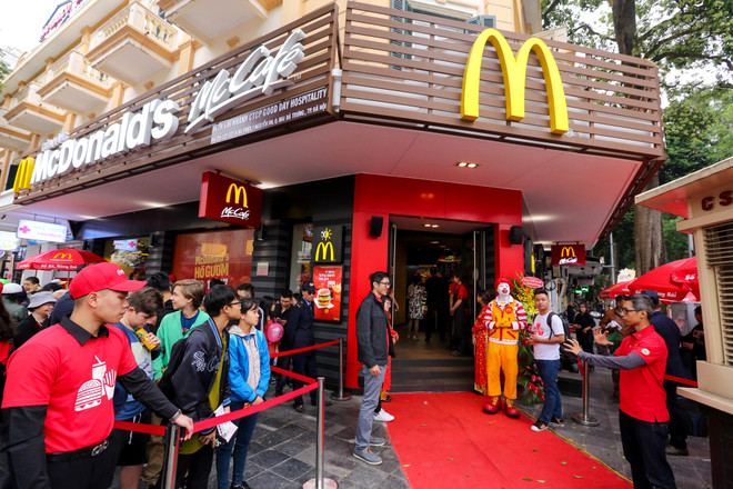 Khám phá nhà hàng thức ăn nhanh McDonald's đầu tiên tại Hà Nội ảnh 1