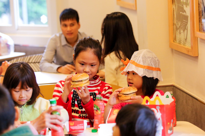 Khám phá nhà hàng thức ăn nhanh McDonald's đầu tiên tại Hà Nội ảnh 17