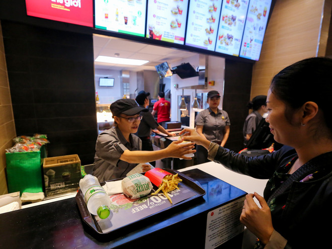Khám phá nhà hàng thức ăn nhanh McDonald's đầu tiên tại Hà Nội ảnh 13