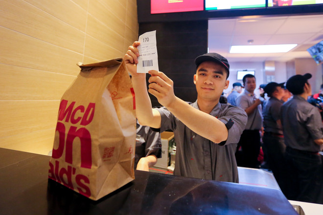 Khám phá nhà hàng thức ăn nhanh McDonald's đầu tiên tại Hà Nội ảnh 10
