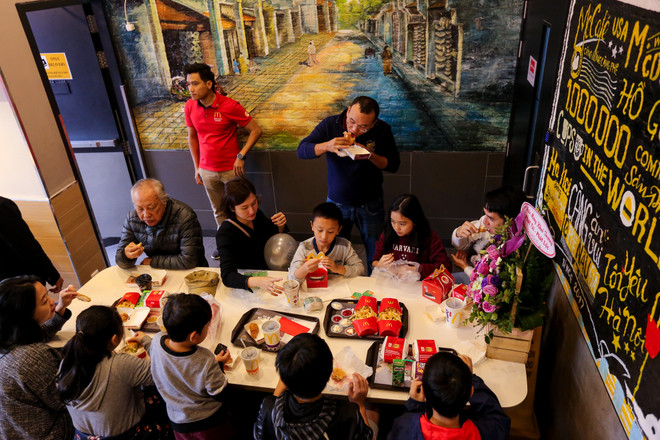 Khám phá nhà hàng thức ăn nhanh McDonald's đầu tiên tại Hà Nội ảnh 16