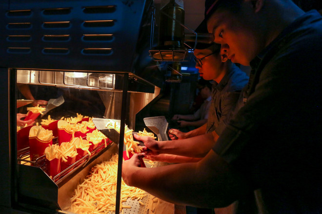 Khám phá nhà hàng thức ăn nhanh McDonald's đầu tiên tại Hà Nội ảnh 12