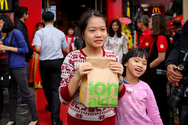 Khám phá nhà hàng thức ăn nhanh McDonald's đầu tiên tại Hà Nội ảnh 14