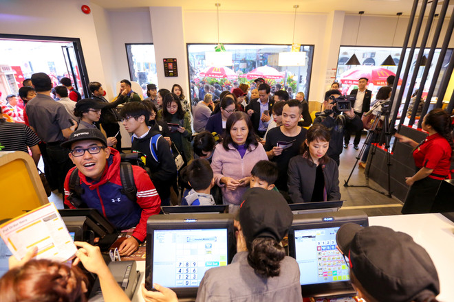Khám phá nhà hàng thức ăn nhanh McDonald's đầu tiên tại Hà Nội ảnh 7
