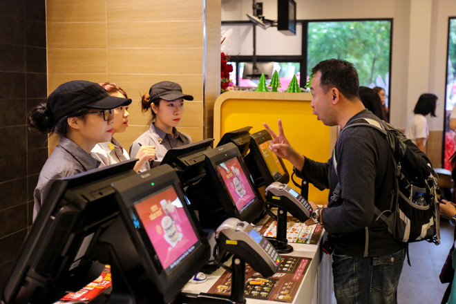 Khám phá nhà hàng thức ăn nhanh McDonald's đầu tiên tại Hà Nội ảnh 9