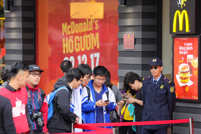 Khám phá nhà hàng thức ăn nhanh McDonald's đầu tiên tại Hà Nội ảnh 3