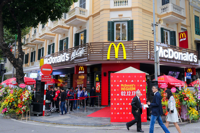 Khám phá nhà hàng thức ăn nhanh McDonald's đầu tiên tại Hà Nội ảnh 2