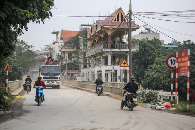 Hà Nội: Xe tải "vượt" biển cấm, dân khốn khổ vì bão bụi ảnh 4