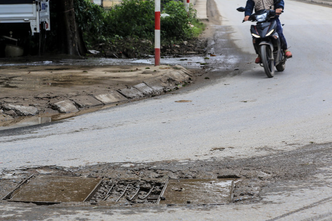 Hà Nội: Xe tải "vượt" biển cấm, dân khốn khổ vì bão bụi ảnh 5