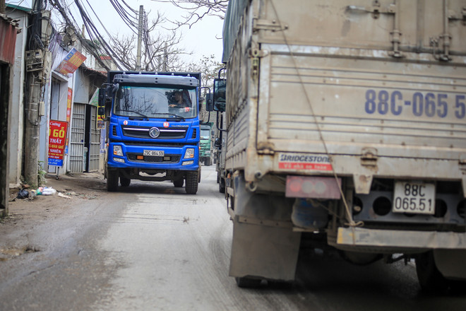Hà Nội: Xe tải "vượt" biển cấm, dân khốn khổ vì bão bụi ảnh 10