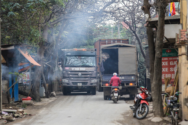 Hà Nội: Xe tải "vượt" biển cấm, dân khốn khổ vì bão bụi ảnh 6