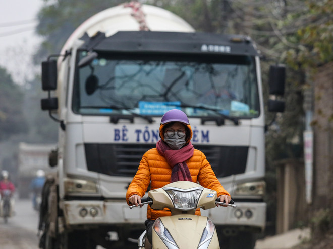 Hà Nội: Xe tải "vượt" biển cấm, dân khốn khổ vì bão bụi ảnh 9