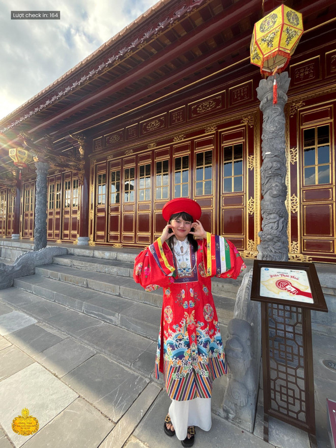 Du khách hào hứng check-in_3.jpeg