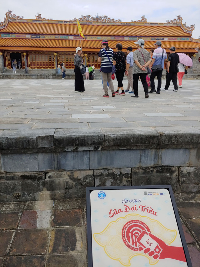 Du khách hào hứng check-in_4.jpg