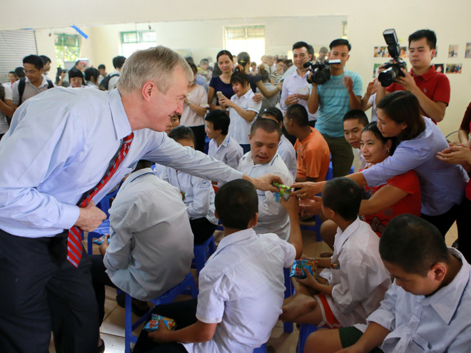 Đại sứ Mỹ làm bánh Trung thu cùng trẻ em Làng Hữu Nghị Việt Nam ảnh 12