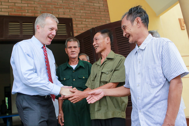 Đại sứ Mỹ làm bánh Trung thu cùng trẻ em Làng Hữu Nghị Việt Nam ảnh 5