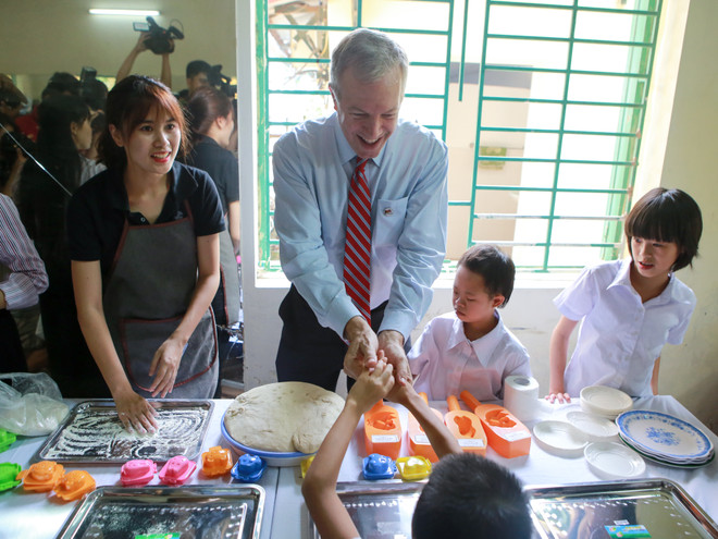Đại sứ Mỹ làm bánh Trung thu cùng trẻ em Làng Hữu Nghị Việt Nam ảnh 6