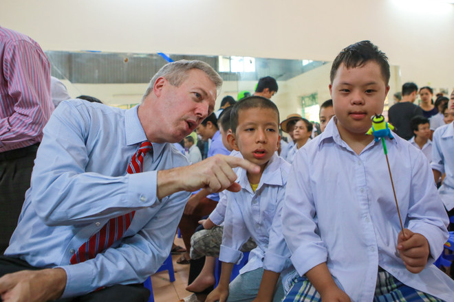 Đại sứ Mỹ làm bánh Trung thu cùng trẻ em Làng Hữu Nghị Việt Nam ảnh 10