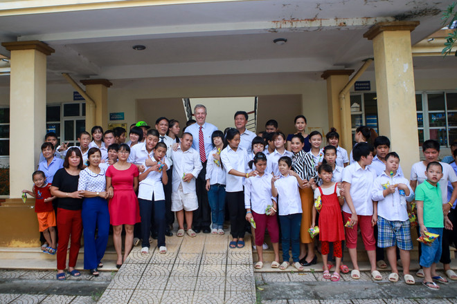 Đại sứ Mỹ làm bánh Trung thu cùng trẻ em Làng Hữu Nghị Việt Nam ảnh 14