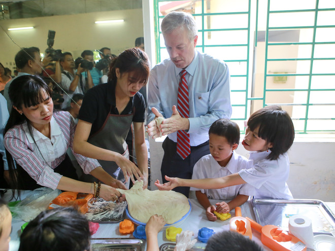 Đại sứ Mỹ làm bánh Trung thu cùng trẻ em Làng Hữu Nghị Việt Nam ảnh 1
