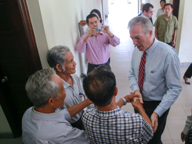 Đại sứ Mỹ làm bánh Trung thu cùng trẻ em Làng Hữu Nghị Việt Nam ảnh 3