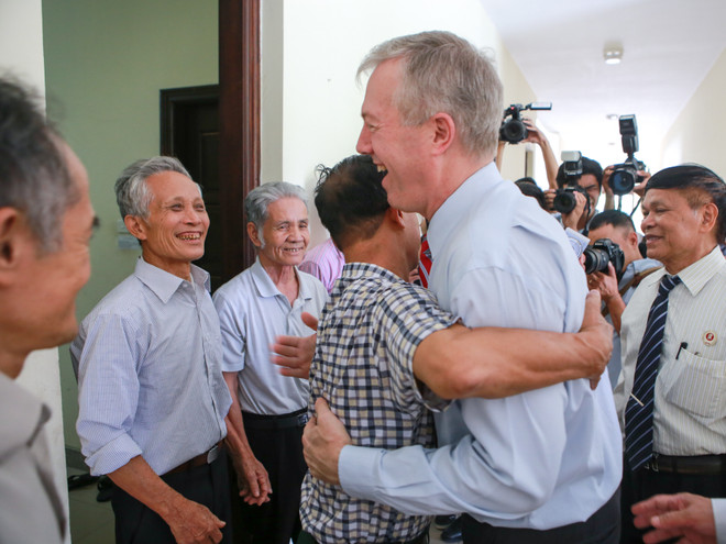 Đại sứ Mỹ làm bánh Trung thu cùng trẻ em Làng Hữu Nghị Việt Nam ảnh 4