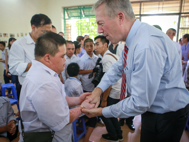 Đại sứ Mỹ làm bánh Trung thu cùng trẻ em Làng Hữu Nghị Việt Nam ảnh 11