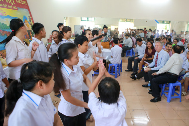 Đại sứ Mỹ làm bánh Trung thu cùng trẻ em Làng Hữu Nghị Việt Nam ảnh 13