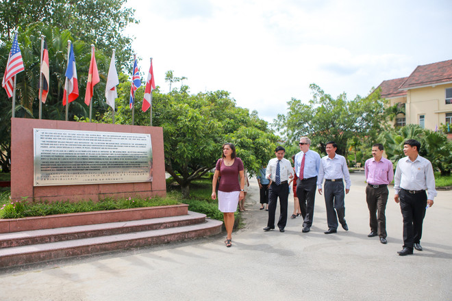 Đại sứ Mỹ làm bánh Trung thu cùng trẻ em Làng Hữu Nghị Việt Nam ảnh 2