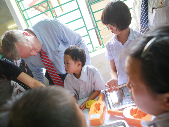 Đại sứ Mỹ làm bánh Trung thu cùng trẻ em Làng Hữu Nghị Việt Nam ảnh 7