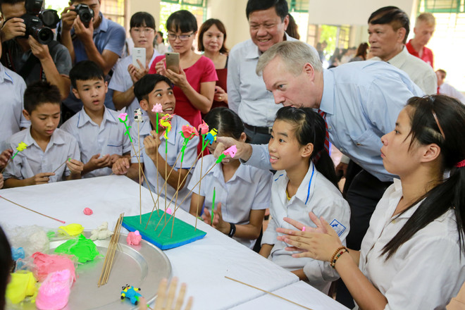 Đại sứ Mỹ làm bánh Trung thu cùng trẻ em Làng Hữu Nghị Việt Nam ảnh 9