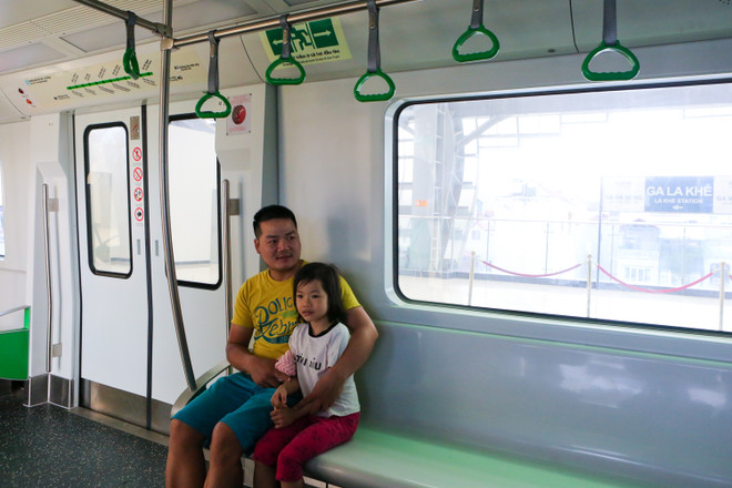 Người dân háo hức tham quan tàu Cát Linh - Hà Đông và ga mẫu La Khê ảnh 18