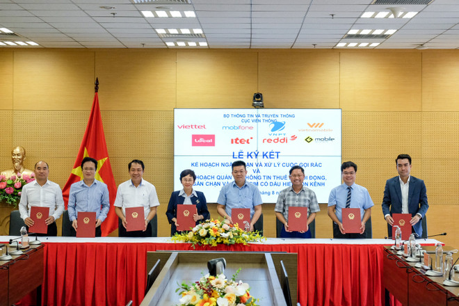 Đại diện các nhà mạng di động tại Việt Nam đã ký kết kế hoạch ngăn chặn, xử lý cuộc gọi rác. (Ảnh: Minh Sơn/Vietnam+) Các nhà mạng Việt Nam 'bắt tay' xử lý dứt điểm cuộc gọi rác ảnh 1