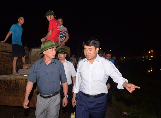 Chủ tịch Hà Nội trực tiếp chỉ đạo giữa đêm vì mưa lũ bất thường ảnh 1